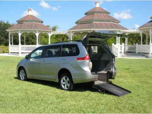 Toyota Sienna LE (2011)