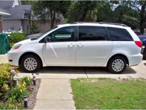 Toyota Sienna LE (2009)