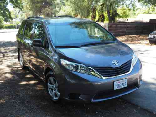 Toyota Sienna LE (2013)