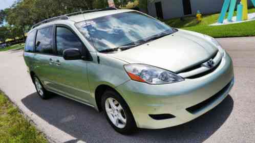 Toyota Sienna LE (2007)