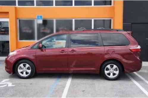 Toyota Sienna LE Mini Passenger Van (2015)