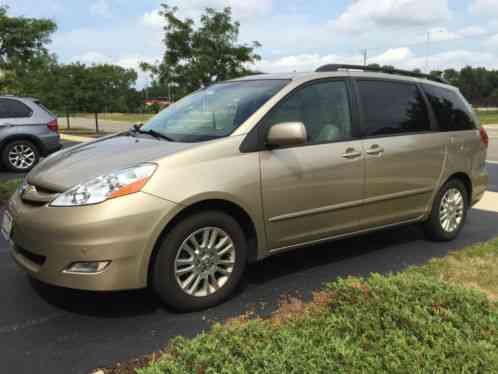 2010 Toyota Sienna XLE. . . . Transferable Factory WARRANTY