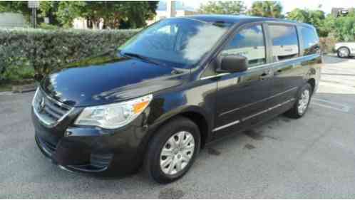 Volkswagen Routan S (2011)